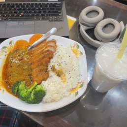 Curry pork cutlet rice Coconut milk tea Curry pork cutlet rice Coconut milk tea