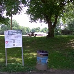 Ouabache Park - A picnic table and handicap parking near the river