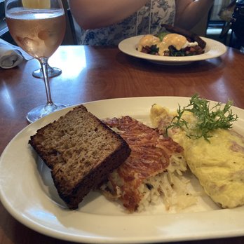 Blue's Egg + Bakery - Pulled ham + cheese omelette, hashbrowns, gluten free bread, raspberry Blue's Fizz cocktail (8/8/21) - Breakfast & Brunch Near Me - Milwaukee, Wisconsin