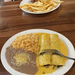 Beef enchiladas with queso Beef enchiladas with queso