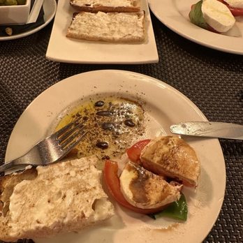 Villa Caprice - Bread and caprese salad - Pizza Near Me - Barcelona, B