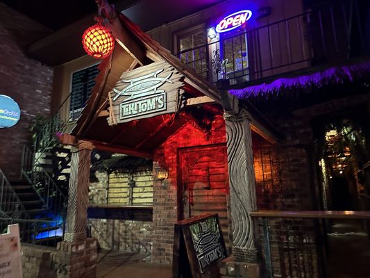 Tiki Tom's by null