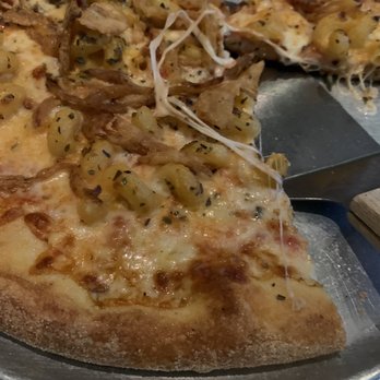 Roots Coastal Kitchen - Mac and cheese pizza - Caribbean Near Me - Río Grande, Puerto Rico Roots Coastal Kitchen - Mac and cheese pizza - Caribbean Near Me - Río Grande, Puerto Rico