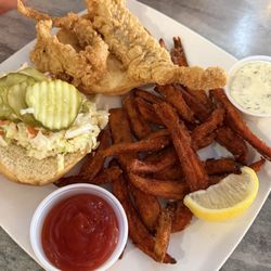Nauti Parrot Oasis - Fish sandwich with sweet potato's fries (upcharge)