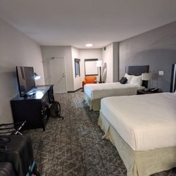 Coast Kamloops Hotel & Conference Centre - Twin queen room overlooking indoor swimming pool