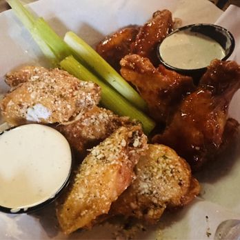 Louie's Trophy House - Chicken wings - American Near Me - Kalamazoo, Michigan