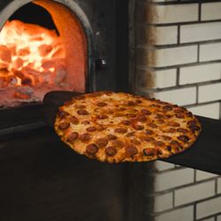 Frank Pepe Pizzeria Napoletana - Doppio Roni in front of firebox