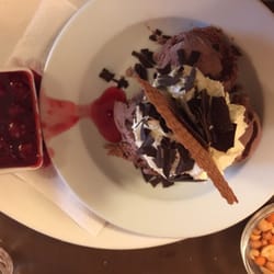 De Met - Delicious chocolate ice cream with warm cherries.