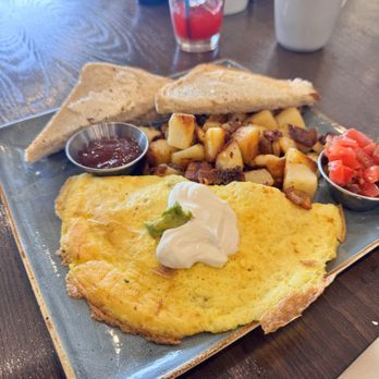 First Watch - Farmhouse Hash with Omelete style, with bacon, avocado and sourdough bread - Breakfast & Brunch Near Me - Orlando, Florida