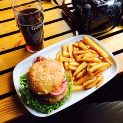 British Bulldog Pub - Cheeseburger with fries