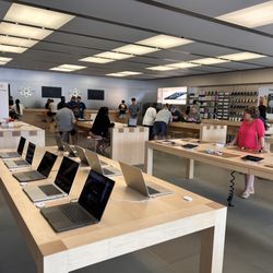 Apple Friendly Center - Waiting....Waiting...waiting