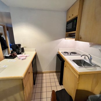 Vintage Hotel - Refrigerator, microwave, two-burner range, dishwasher, toaster, coffee pot and a sink with disposal. - Hotels Near Me - Winter Park, Colorado Vintage Hotel - Refrigerator, microwave, two-burner range, dishwasher, toaster, coffee pot and a sink with disposal. - Hotels Near Me - Winter Park, Colorado