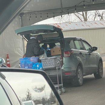 Hilliard Food Pantry - Loading cars. - Food Banks Near Me - Hilliard, Ohio Hilliard Food Pantry - Loading cars. - Food Banks Near Me - Hilliard, Ohio