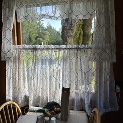 Van Zandt Redwood View Resort - Afternoon sun comes and goes on the table in Cabin 5.