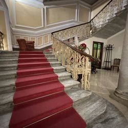 Grand Hotel Plaza - Grand staircase was beautiful