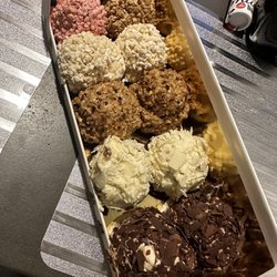 Aux Merveilleux - assorted box of Merveilleux
