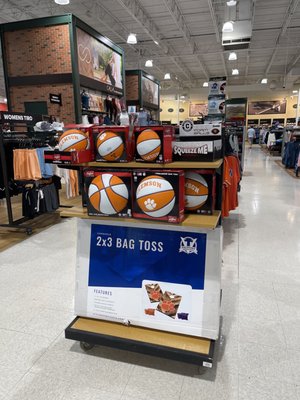 DICK'S Sporting Goods by null