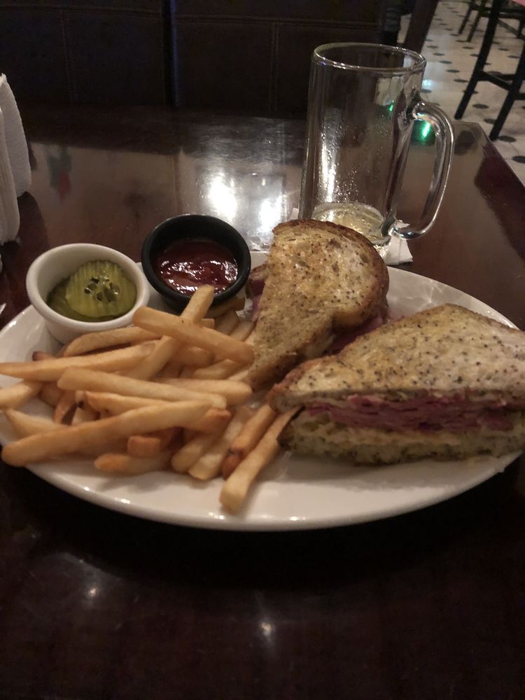 Hennessey's Irish Pub