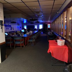 Moose Lodge No 1897 - Great bar with comfy, comfy chairs that roll.
