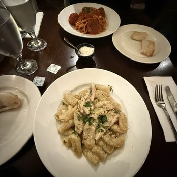 Bellini - Chicken Alfredo Plate & Spaghetti Meatballs Plate - Italian Near Me - New York, New York Bellini - Chicken Alfredo Plate & Spaghetti Meatballs Plate - Italian Near Me - New York, New York