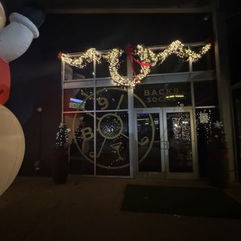 Back 9 Social - Christmas decor - Sports Bars Near Me