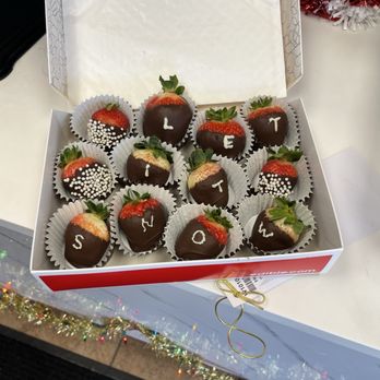Edible Arrangements - Not worth $70.00, display window, floor dirty. Working area had fruit and open boxes strewn about. - Chocolatiers & Shops Near Me - West Covina, California