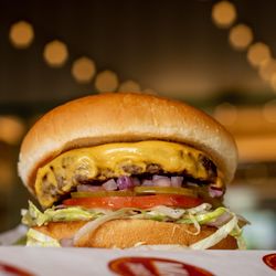 Mia's Table - Cheeseburger