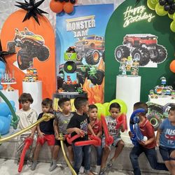 Kubo Play+Party - A group of kids holding balloons by a balloon decor