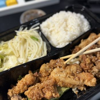 Yulnn Meals & Sips - Garlic chicken Bento box - Asian Fusion Near Me - Alafaya, Florida Yulnn Meals & Sips - Garlic chicken Bento box - Asian Fusion Near Me - Alafaya, Florida