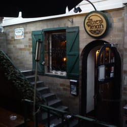 Quiet Man - Ein Teil vom (kleinen) Biergarten und der Eingang, alles unter Straßenniveau