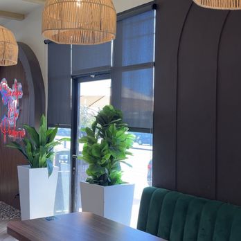 Con Azucar Cafe - Indoor sitting - Coffee & Tea Near Me - Los Angeles, California Con Azucar Cafe - Indoor sitting - Coffee & Tea Near Me - Los Angeles, California