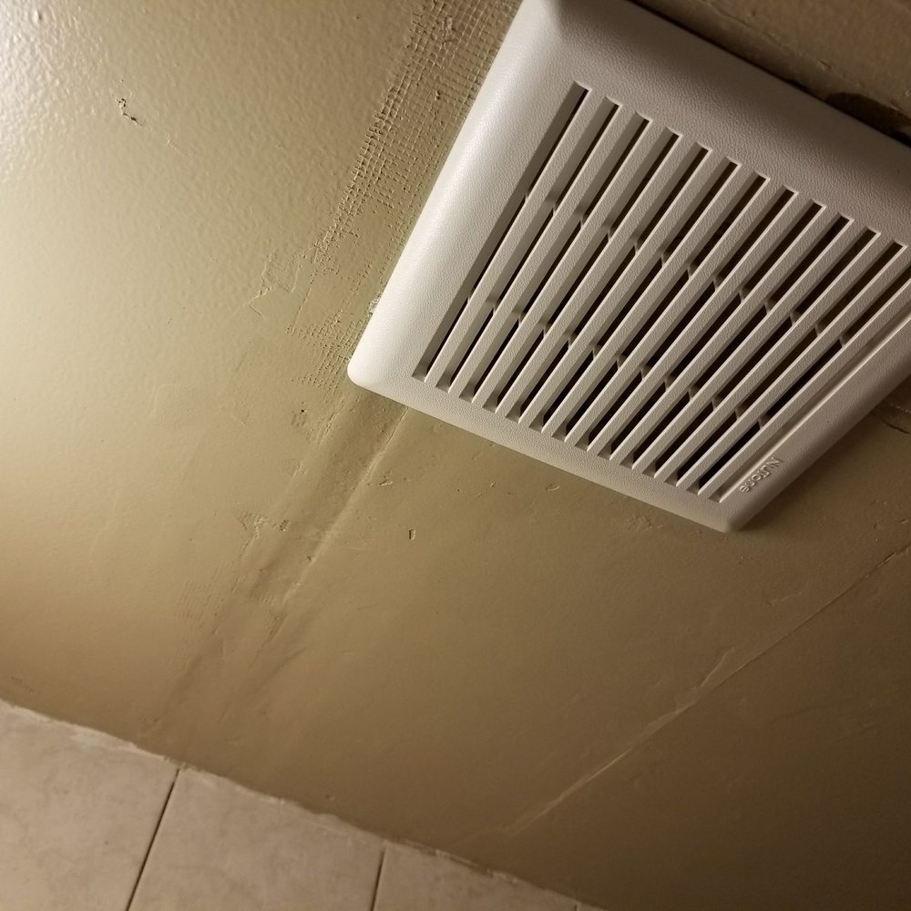 Budget Inn Punta Gorda - Ceiling needs repair - Hotels Near Me - Punta Gorda, Florida