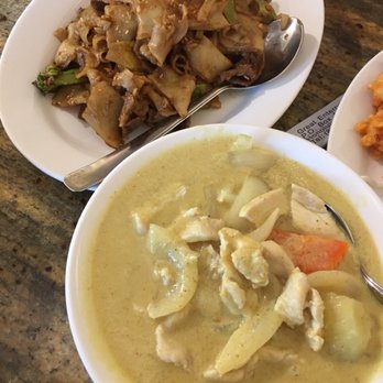 Pad Thai - Pad Si Eiw and Yellow Curry - Thai Near Me - Honolulu, Hawaii