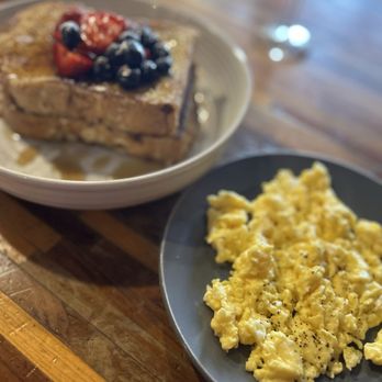 San Miguel Restaurante - French toast with side of 2 eggs. - Mexican Near Me - Tijuana, BCN San Miguel Restaurante - French toast with side of 2 eggs. - Mexican Near Me - Tijuana, BCN