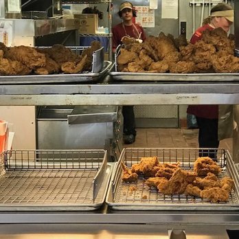Popeyes Louisiana Kitchen - Staff visiting in the back of the kitchen while the counter was not being watched! - Fast Food Near Me - Shawnee, Oklahoma