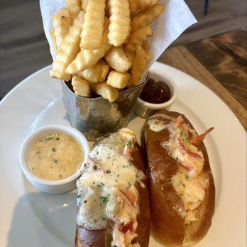 Union on the Hill Restaurant - Lobster Roll with fries! The best Lobster Roll I have had in Kansas City!! - New American Near Me - Kansas City, Missouri Union on the Hill Restaurant - Lobster Roll with fries! The best Lobster Roll I have had in Kansas City!! - New American Near Me - Kansas City, Missouri