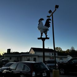 Lee's Chicken Restaurant - Lee's chicken outside at dusk.