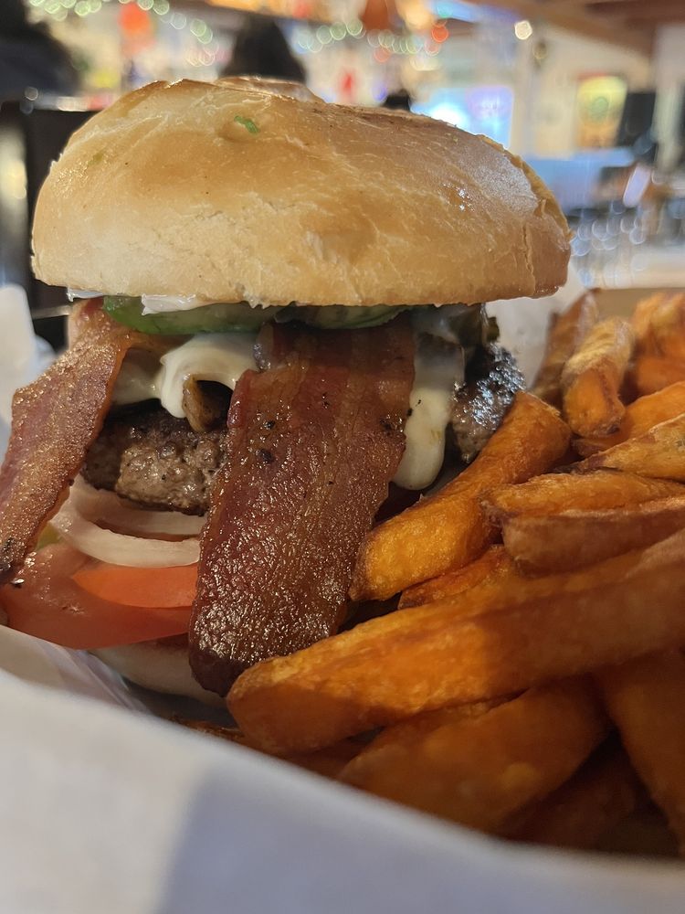 LINWOOD BAR & GRILL Updated August 2024 68 Photos & 28 Reviews 253 Main St, Seldovia