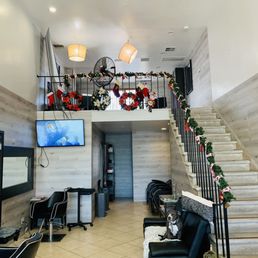Les Cheveux Salon beautifully decorated for Christmas and the 2023 Holiday Season :) !