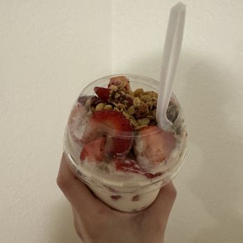 Neverias El Sabor De Michoacán - Fresas con crema - Ice Cream & Frozen Yogurt Near Me - Tulare, California