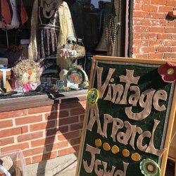 Robyn's Vintage Apparel & Jewelry