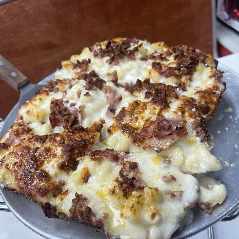 Deep Dish Mac & Cheese Pizza with Ham and Bacon- yummmm Deep Dish Mac & Cheese Pizza with Ham and Bacon- yummmm
