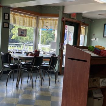 When Pigs Fly - Interior - Breakfast & Brunch Near Me - Waterford, Connecticut