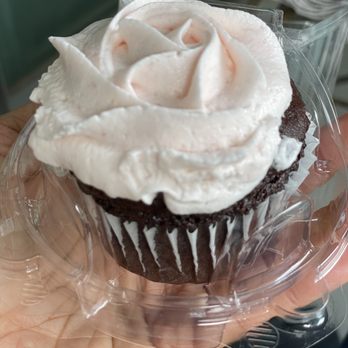 Hype Food - Strawberry and chocolate cupcake - Gluten-Free Near Me - Toronto, Ontario Hype Food - Strawberry and chocolate cupcake - Gluten-Free Near Me - Toronto, Ontario