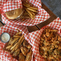 Poppy's & Cream - Buffalo wings, Buffalo fries, Top burger