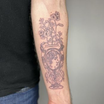 Tygerwolf Tattoo - Greek vase, by Jordi - Tattoo Near Me - Tacoma, Washington