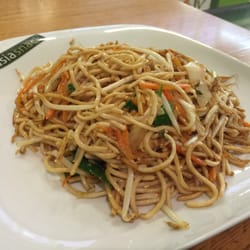 Asia Snack - Gebratene Nudeln mit Gemüse und Ei.