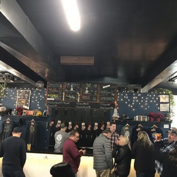North Fork Brewing - Bar area - Breweries Near Me - Riverhead, New York