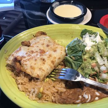 Agave Azul Cocina Mexicana - Lunch fajita chicken quesadilla, queso, salsa, and jamaica hibiscus. - Seafood Near Me - Edmond, Oklahoma