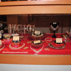 Ananas Boutique - We have an assortment of jewels and accessories!